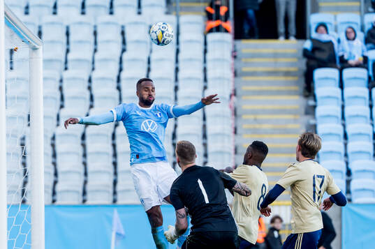 Malmö FFs Isaac Kiese Thelin och Östers IFs målvakt