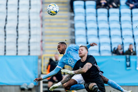 Malmö FFs Isaac Kiese Thelin och Östers IFs målvakt