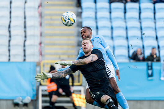 Malmö FFs Isaac Kiese Thelin och Östers IFs målvakt