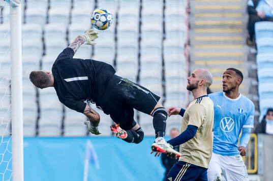 Östers IFs målvakt Robin Wallinder och Malmö FFs Derek