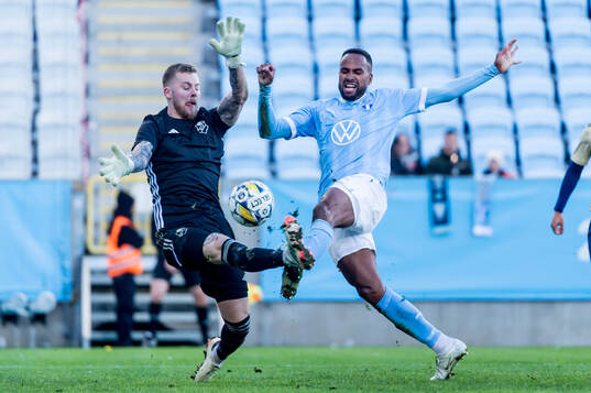 Östers IFs målvakt Robin Wallinder och Malmö FFs Isaac