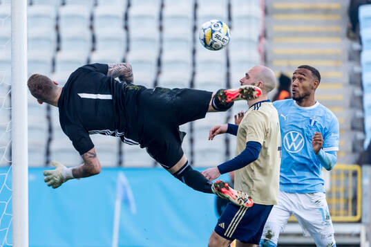 Östers IFs målvakt Robin Wallinder och Malmö FFs Derek