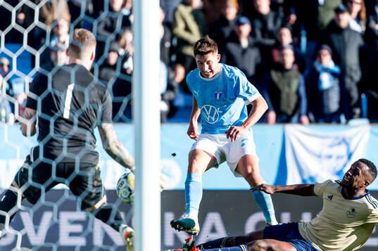 Malmö FFs Lasse Berg Johnsen och Östers IFs målvakt
