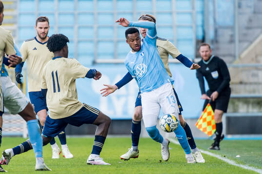 Malmö FFs Martin Olsson och Östers IFs Raymond Adjei