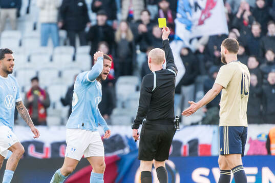 Malmö FFs Gabriel Busanello deppar