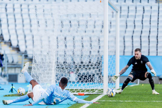 Malmö FFs Isaac Kiese Thelin och Östers IFs målvakt