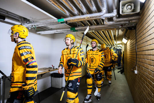 Skellefteås Dylan Sikura  innan ishockeymatchen i SHL