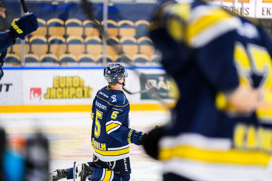 HV71s Victor Sjöholm innan ishockeymatchen i SHL mellan