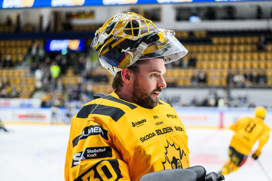 Skellefteås målvakt Gustaf Lindvall innan ishockeymatchen