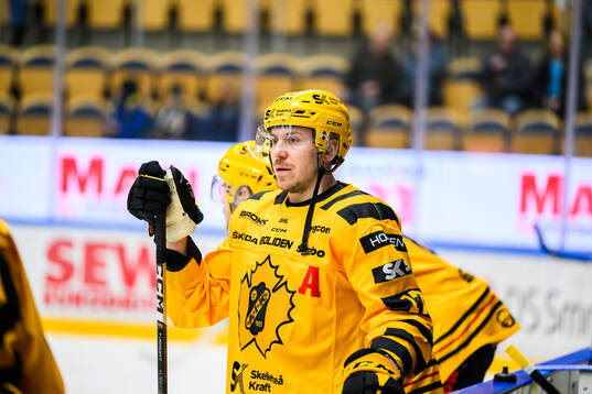Skellefteås Pär Lindholm  innan ishockeymatchen i SHL
