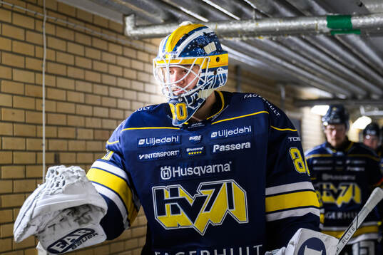 HV71s målvakt Frederik Dichow innan  ishockeymatchen i SHL