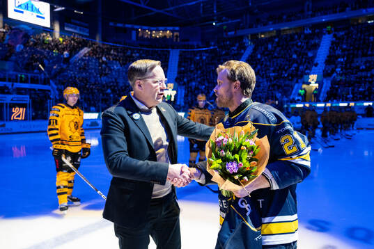 HV71s Mattias Tedenby hyllas för 500 spelade SHL-matcher