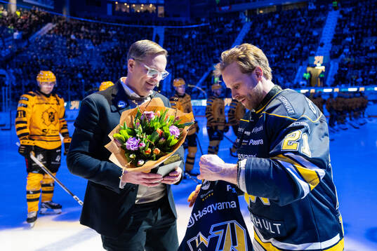 HV71s Mattias Tedenby hyllas för 500 spelade SHL-matcher