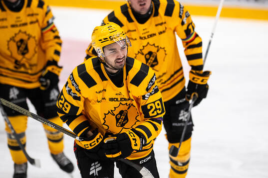 Skellefteås Dylan Sikura jublar