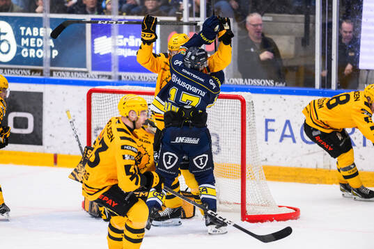 HV71s Isac Brännström framför Skellefteås målvakt