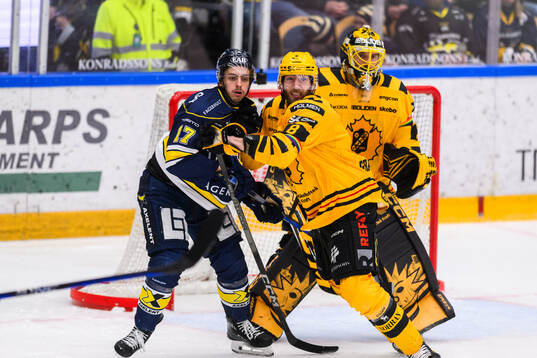 HV71s Isac Brännström  och Skellefteås Petter Granberg