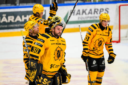 Skellefteås målvakt Gustaf Lindvall jublar