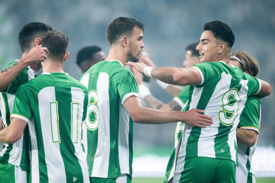 Hammarbys August Mikkelsen jublar med Jusef Erabi och Pavle