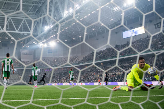 Västerås SKs Ibrahim Yalatif Diabate jublar och Hammarbys