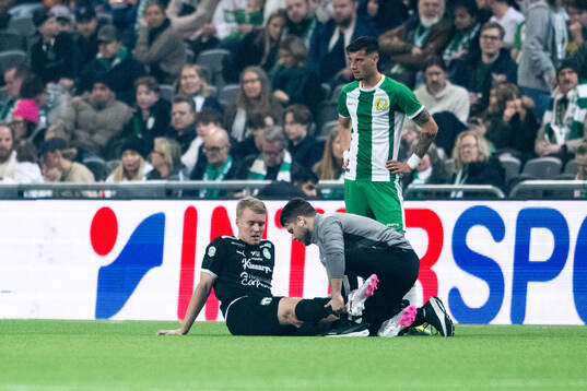 Västerås SKs Simon Johansson har ont och får vård