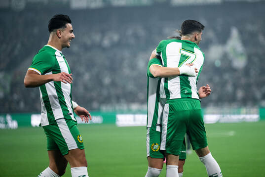 Hammarbys August Mikkelsen jublar med Jusef Erabi och
