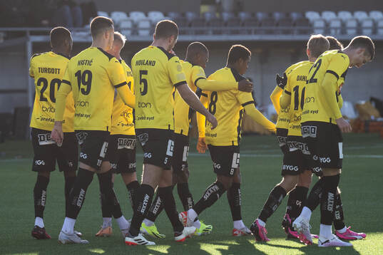 BK Häckens Abdulrazaq Ishaq jublar med lagkamrater