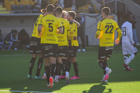 +h+spelare jublar med målskytten Abdulrazaq Ishaq