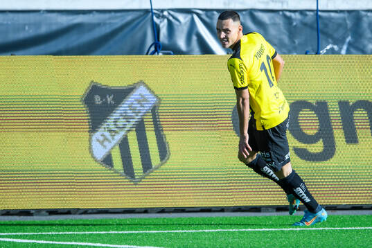 BK Häckens målskytt Ali Youssef  jublar