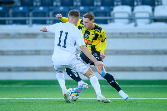 Östersunds Mykola Musolitin och BK Häckens Julius Lindberg
