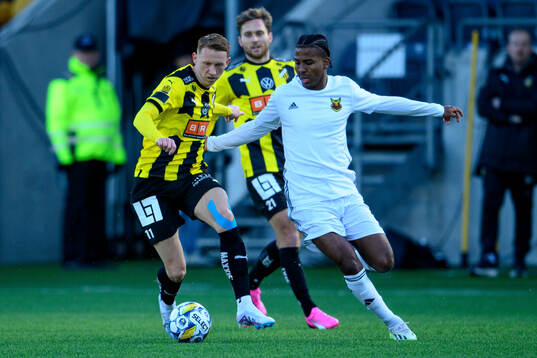 BK Häckens Julius Lindberg  och Östersunds Nebiyou Perry
