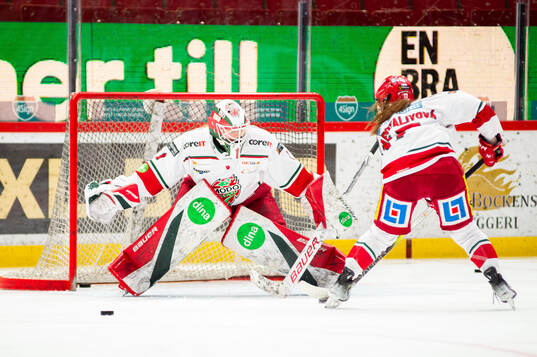 Modos målvakt Lisa Jönsson och Adela Sapovalivova