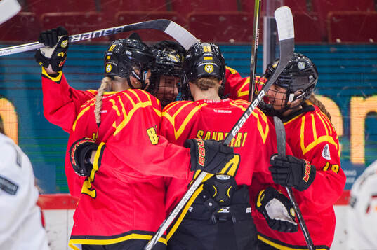Brynäs Malia Schneider jublar med lagkamrater