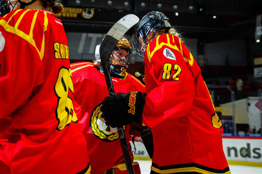 Brynäs målvakt Klara Peslarova och Annie Silén jublar
