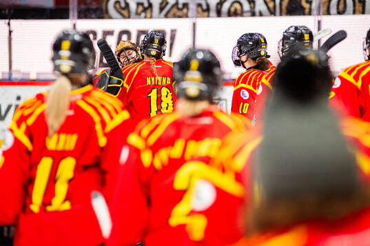 Brynäs målvakt Klara Peslarova och Jenniina Nylund jublar