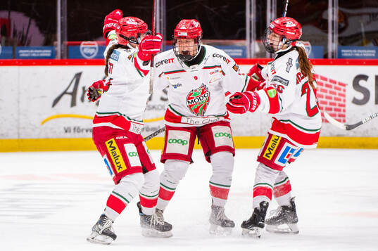 Modos Emma Seitz jublar med lagkamrater
