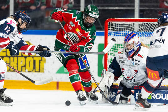 Frölundas Sarah-Eve Coutu-Godbout mot Linköpings målvakt