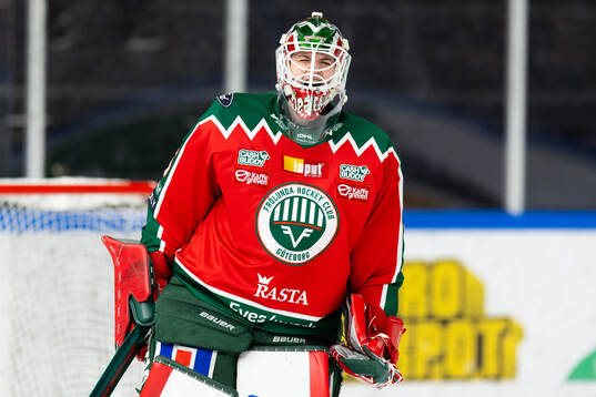 Frölundas målvakt Stephanie Neatby jublar