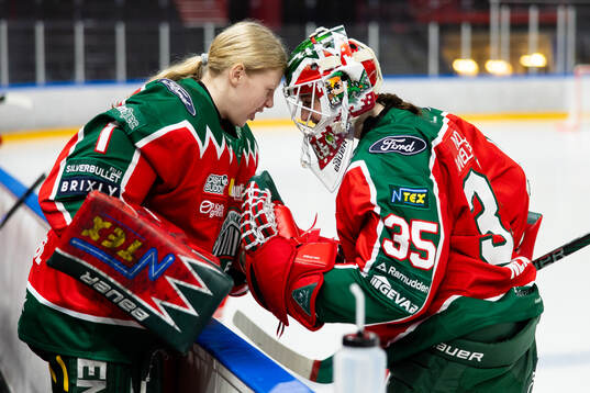 Frölundas målvakt Maja Helge och målvakt Stephanie Neatby