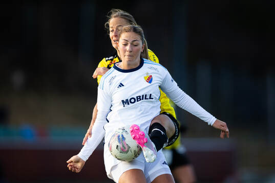 Djurgårdens Olivia Ländin Sjöblom och Häckens  Aivi Luik