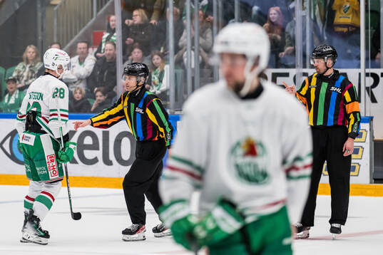 Rögles Anton Bengtsson reagerar mot domarna