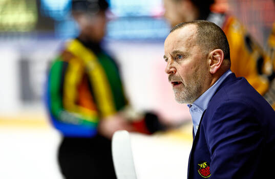 Luleås tränare Thomas Berglund reagerar