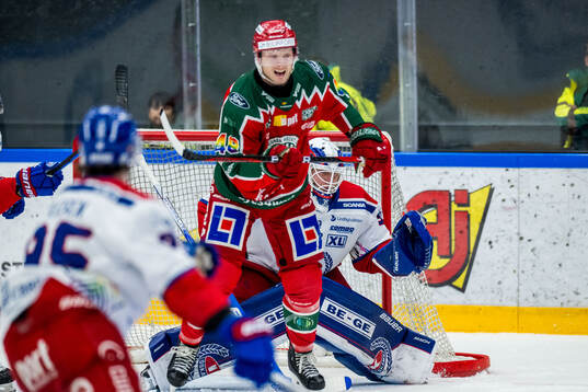Frölundas Carl Klingberg och Oskarshamns målvakt Emil