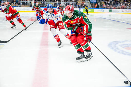 Oskarshamns Austin Wagner och Frölundas Henrik Tömmernes