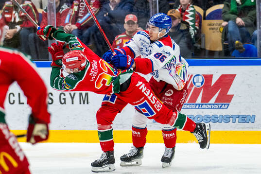 Frölundas Noah Hasa och Oskarshamns Lukas Jasek