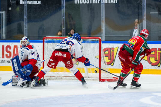 Oskarshamns målvakt Emil Kruse och Lukas Pilö och