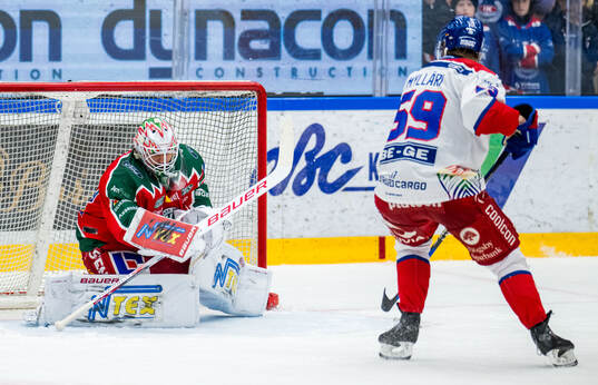 Frölundas målvakt Frans Tuohimaa och Oskarshamns Anton