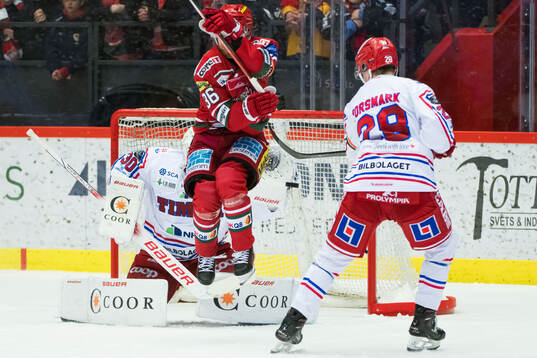 Timrås målvakt Jacob Johansson med Simon Forsmark och