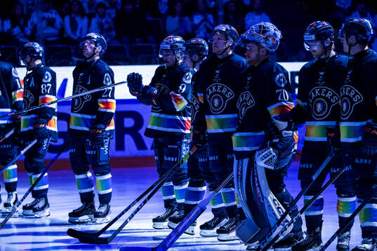 Växjös spelarna pride tröjor innan ishockeymatchen i SHL