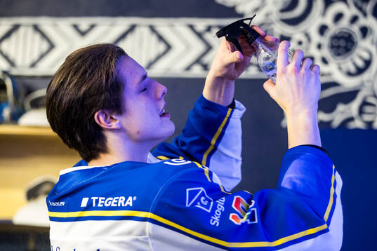 Leksands Anton Johansson innan ishockeymatchen i SHL mellan