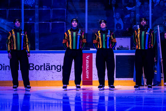 Domarna i pride tröjor innan ishockeymatchen i SHL mellan